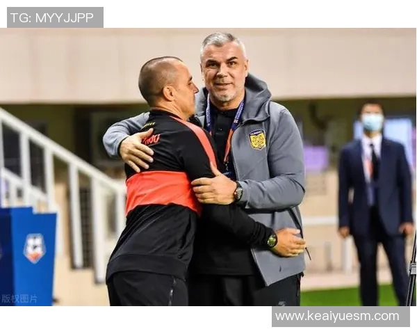 足球巨星深情示爱玫瑰花引发球迷热议浪漫背后故事感人