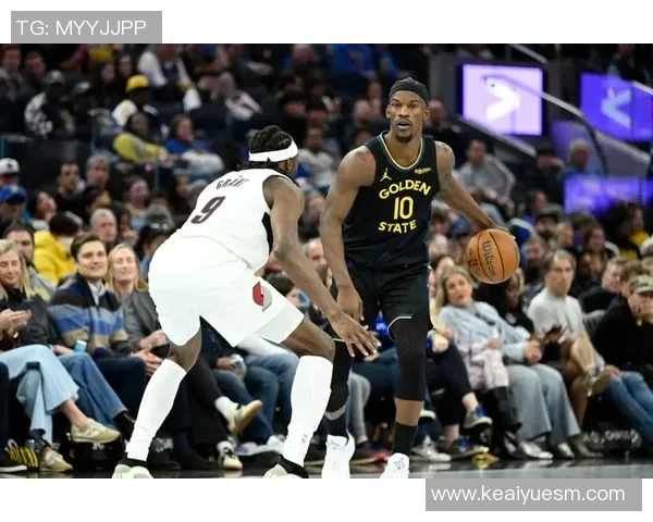 足球明星叉腰自信瞬间展现实力与风采 激励球迷追梦拼搏精神