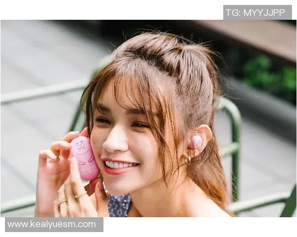 足球球星佩戴耳机展现个性与时尚魅力引领潮流趋势