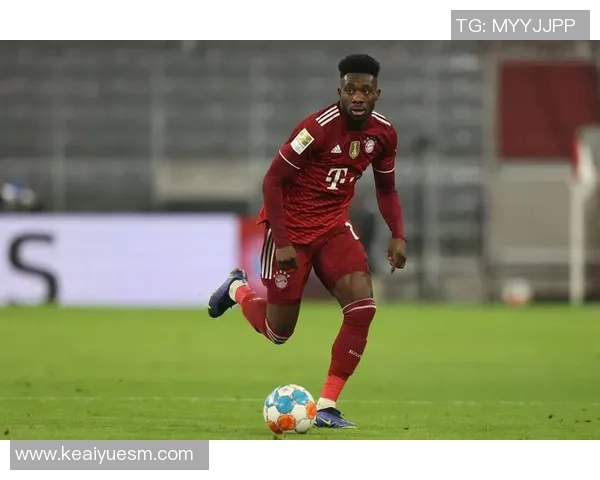 足球球星背身拿球展现技术与智慧的精彩瞬间